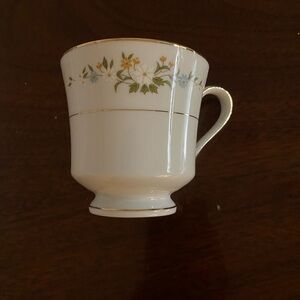 26 International White and Gold Floral Mug